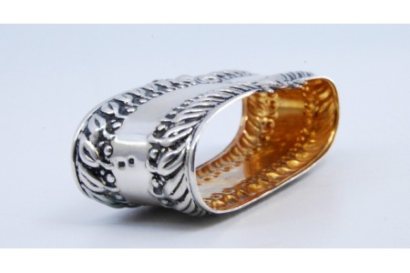  Argola de guardanapo em prata com relevos.